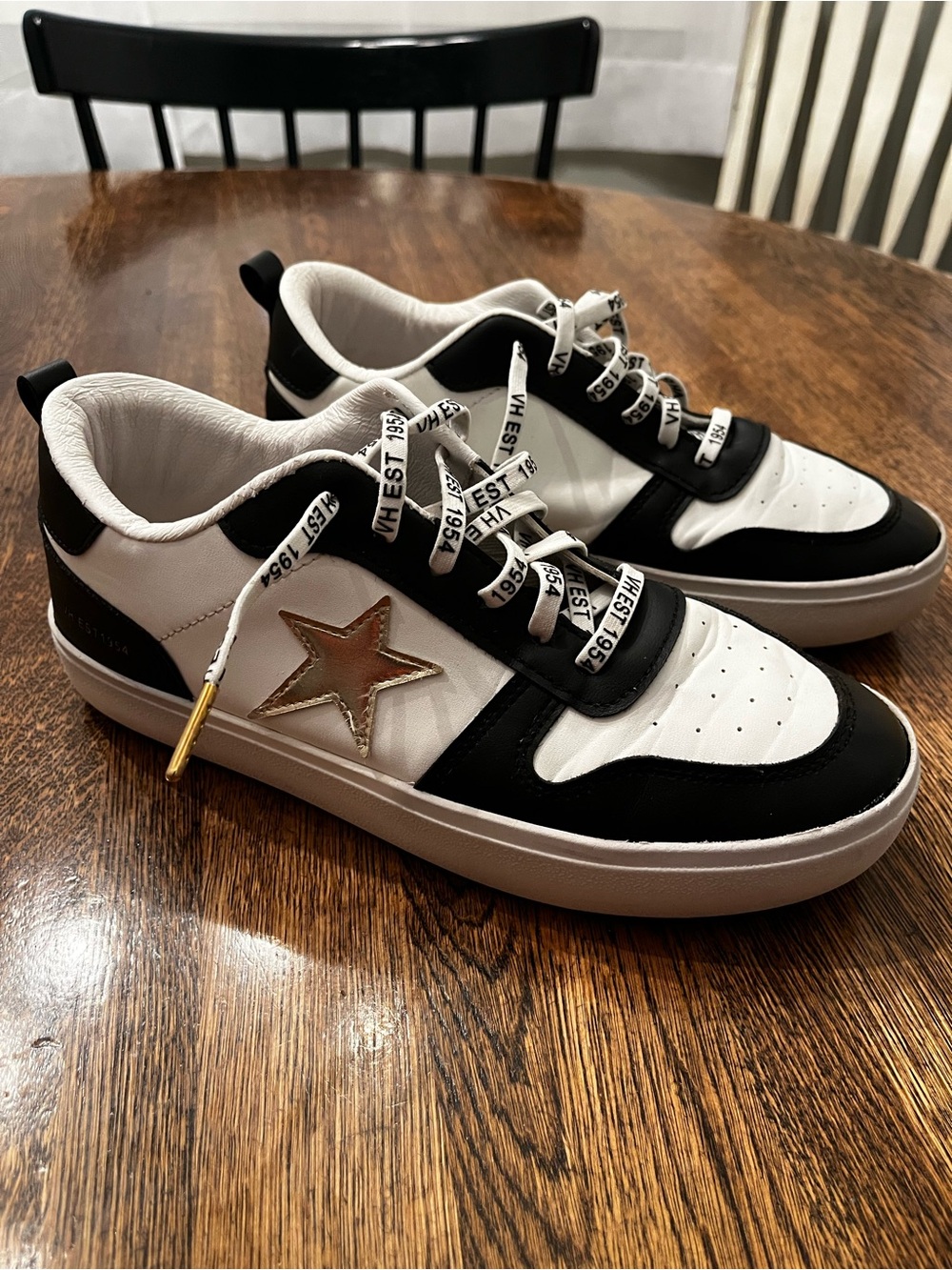 Women’s Vintage Havana Black & White Low-Top Sneakers size 8.5